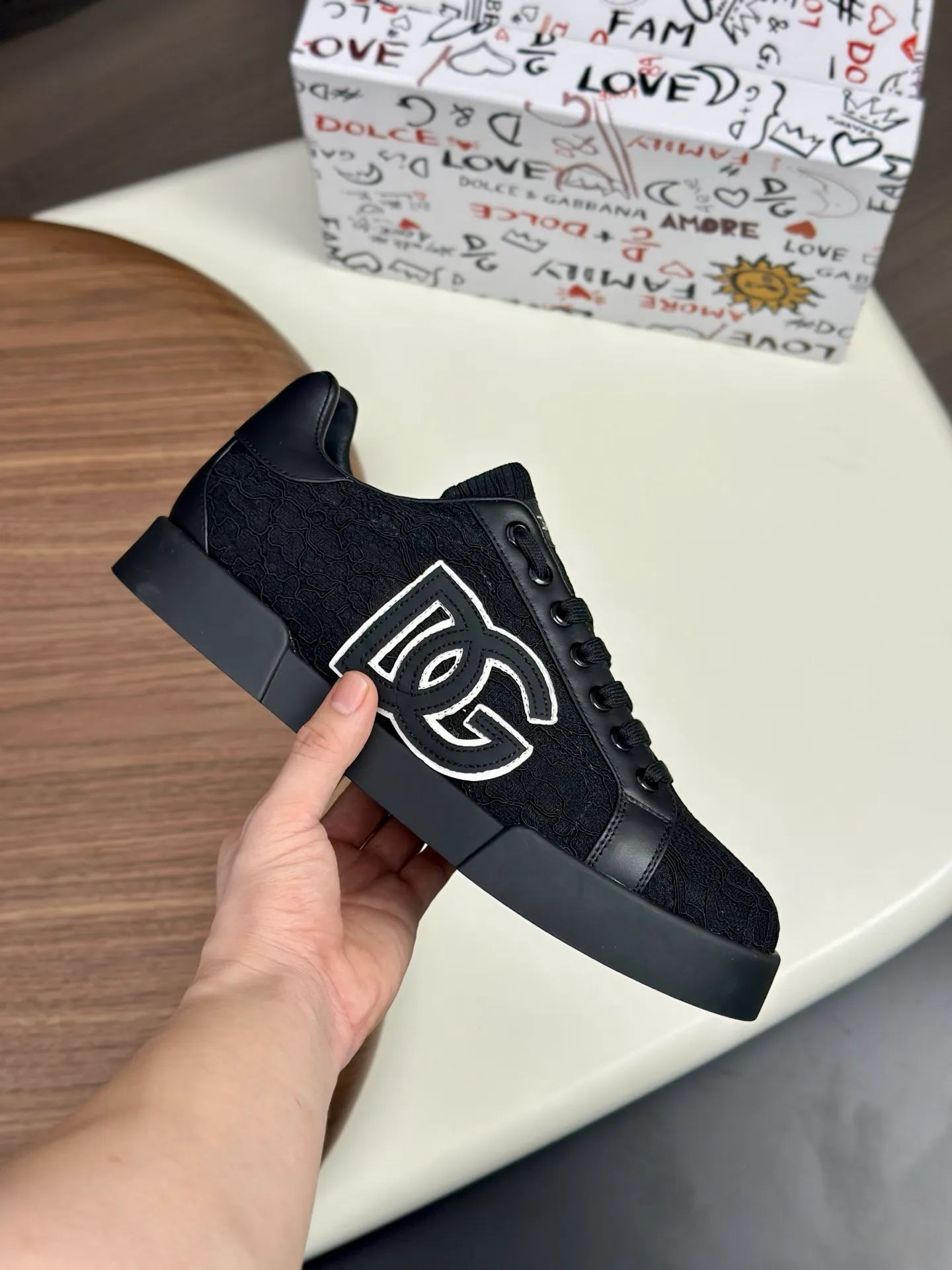 New product 💰800 DG Dolce & Gabbana men's shoes 💰ortofino calfskin sneakers ♞size; 39~44 (customized 38.45.46) Iconic men's shoes 💰ortofino series of sneakers, classic and timeless style, now presented with fashionable details. The calfskin engraved DG logo is a subtle finishing touch. Men's shoes💰ortofino calfskin sneakers: